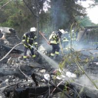 Brand eines Gartenhauses und eines Wohnwagens