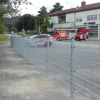 Sicherheit geht vor: Gelände am Feuerwehrstützpunkt jetzt mit Umzäunung versehen