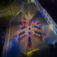Seeheimer Feuerwehr kreativ: Weihnachtsbaum aus Feuerwehrfahrzeugen und Schlauchmaterial